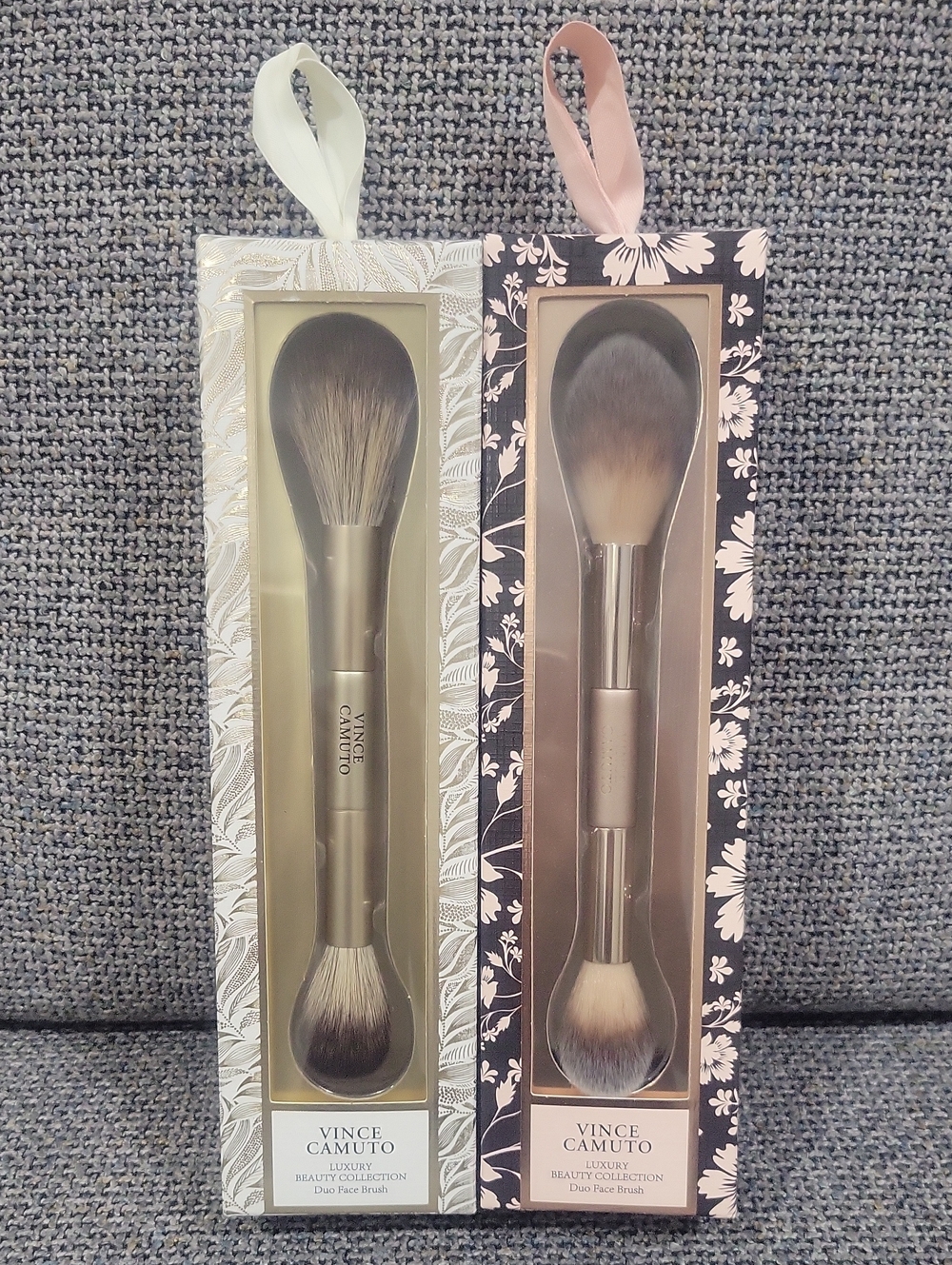 VINCE CAMUTO Dual-Ended Face Brush (for 1) - Picture 3 of 9